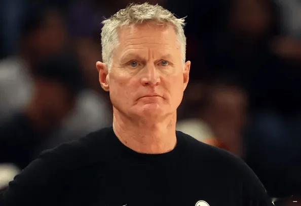 近日，勇士主帅做客一档播客节目，被问到了是否会回复球迷邮件。科尔表示：“我偶尔会