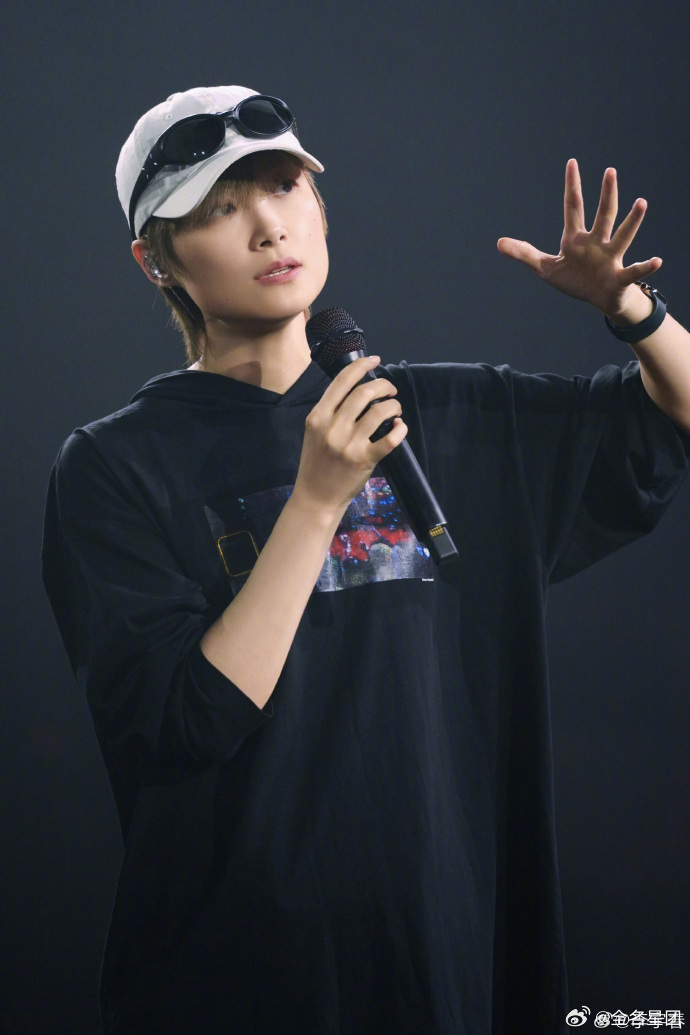 李宇春武汉晚上见李宇春武汉演唱会彩排照晚间演出进入倒计时，彩排花絮提前勾起满心期
