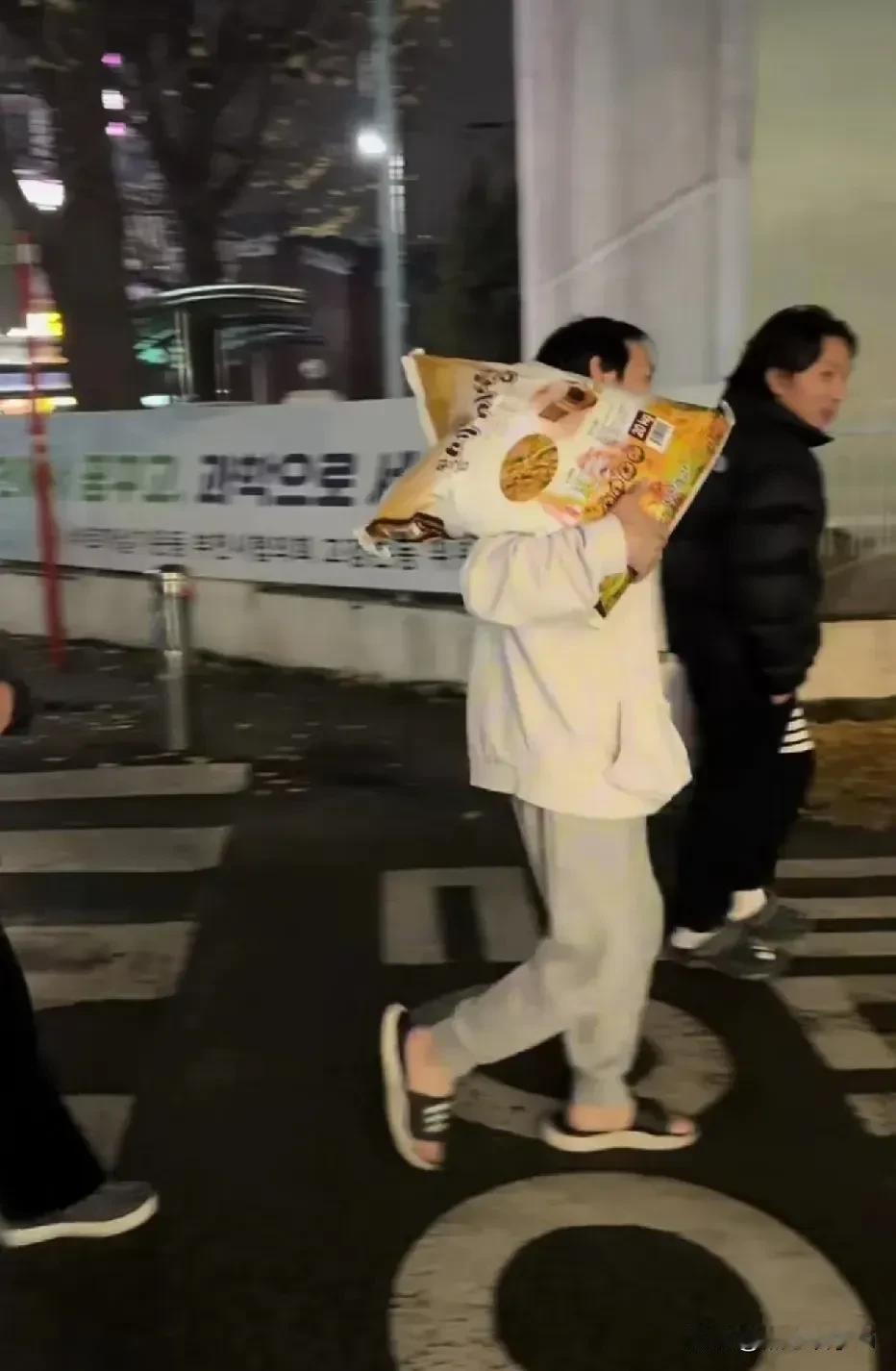 大敏心眼好热心肠，爱说话，喜欢帮助人，跟大嫂是不同的人，个性内向，不容易相处。大