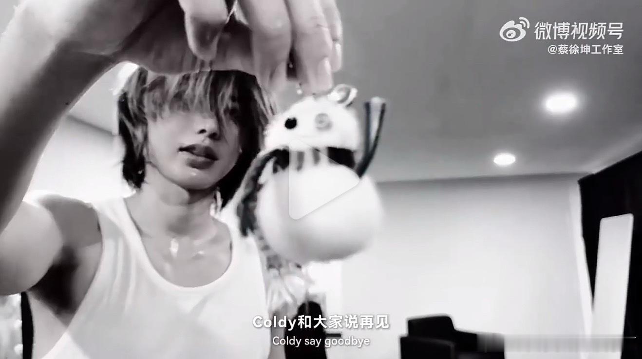 天底下妈妈都一个样我妈让我和亲戚打招呼也是摁头