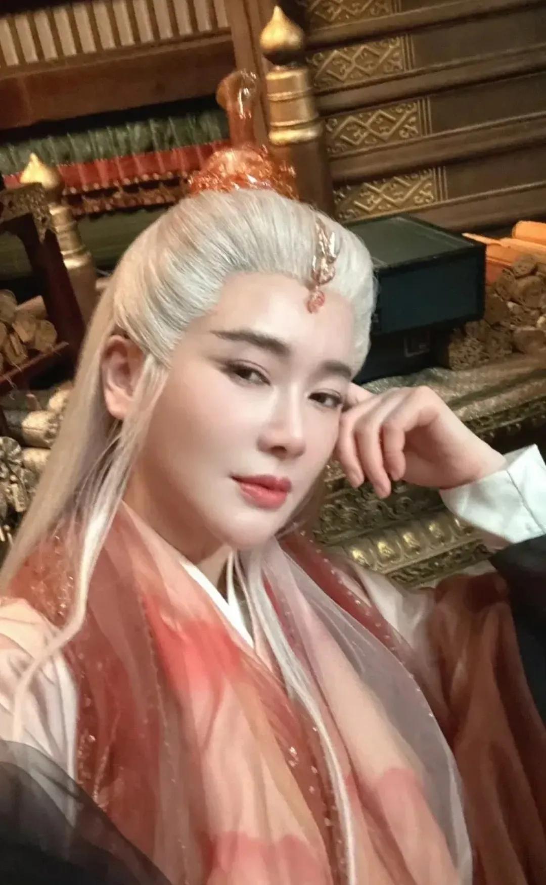 左小青古装造型
看起来很不错
有几分男人的英气
也有几分男人的帅气
左小青这是女