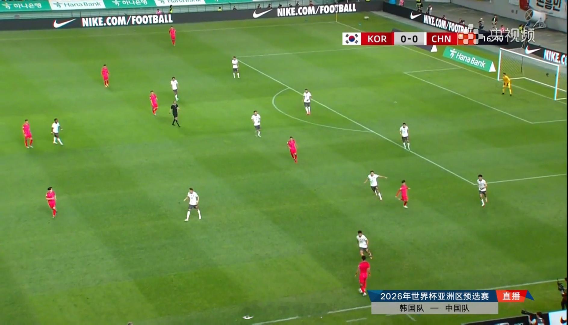 #韩国vs国足# 看了一会，觉得中国队踢得不错！但总觉得解说很出戏，后来才反应过