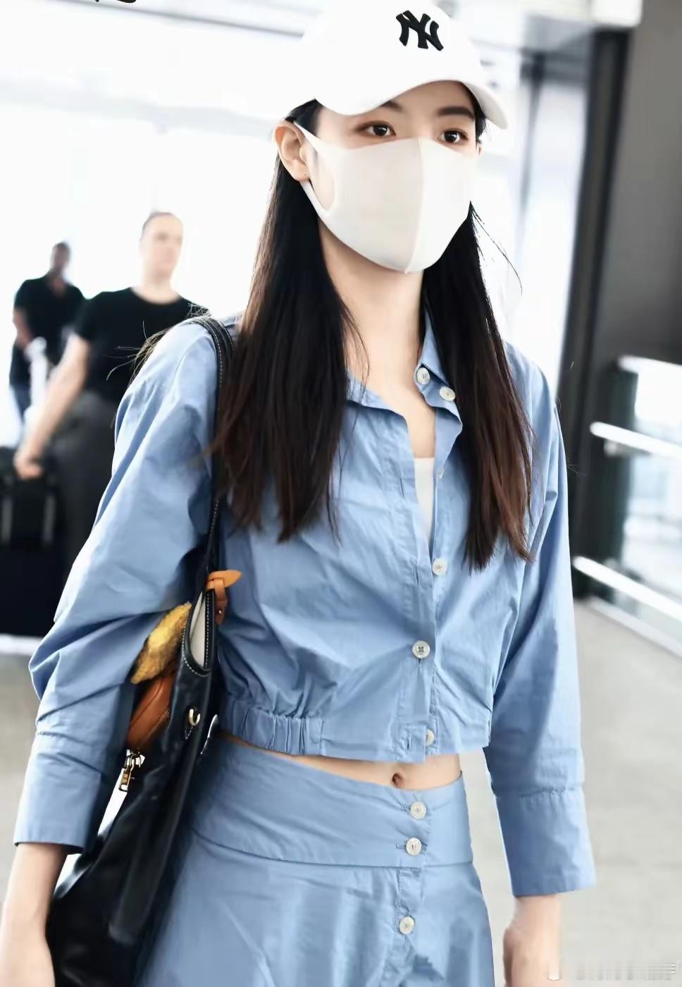 陈丽君香港出发清新穿搭，蓝色露脐套装尽显夏日清爽，好漂亮啊 ​​​