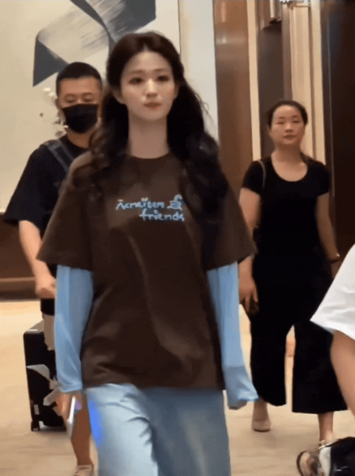就王楚然这颜值怎么穿都好看，哪怕是一件普普通通的T恤！