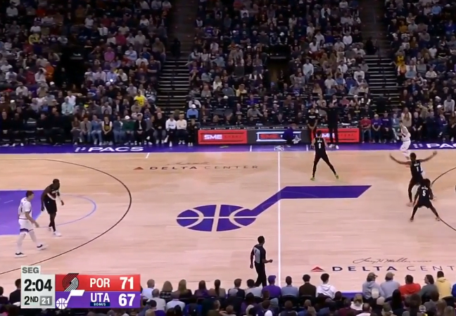 这就比较尴尬了，开拓者上杜普里斯打小个阵容，把比分追回来了。这证明斯普利特打小球