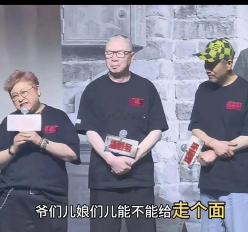 韩红道歉一场随口的方言客套，演变成全网热议的舆论风波。起因是韩红在电影首映礼，用