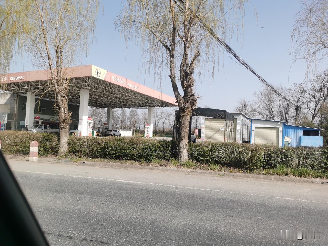 今天去加油，92号汽油价格为7.52元，95号则是7.95元。听闻下周油价都要涨