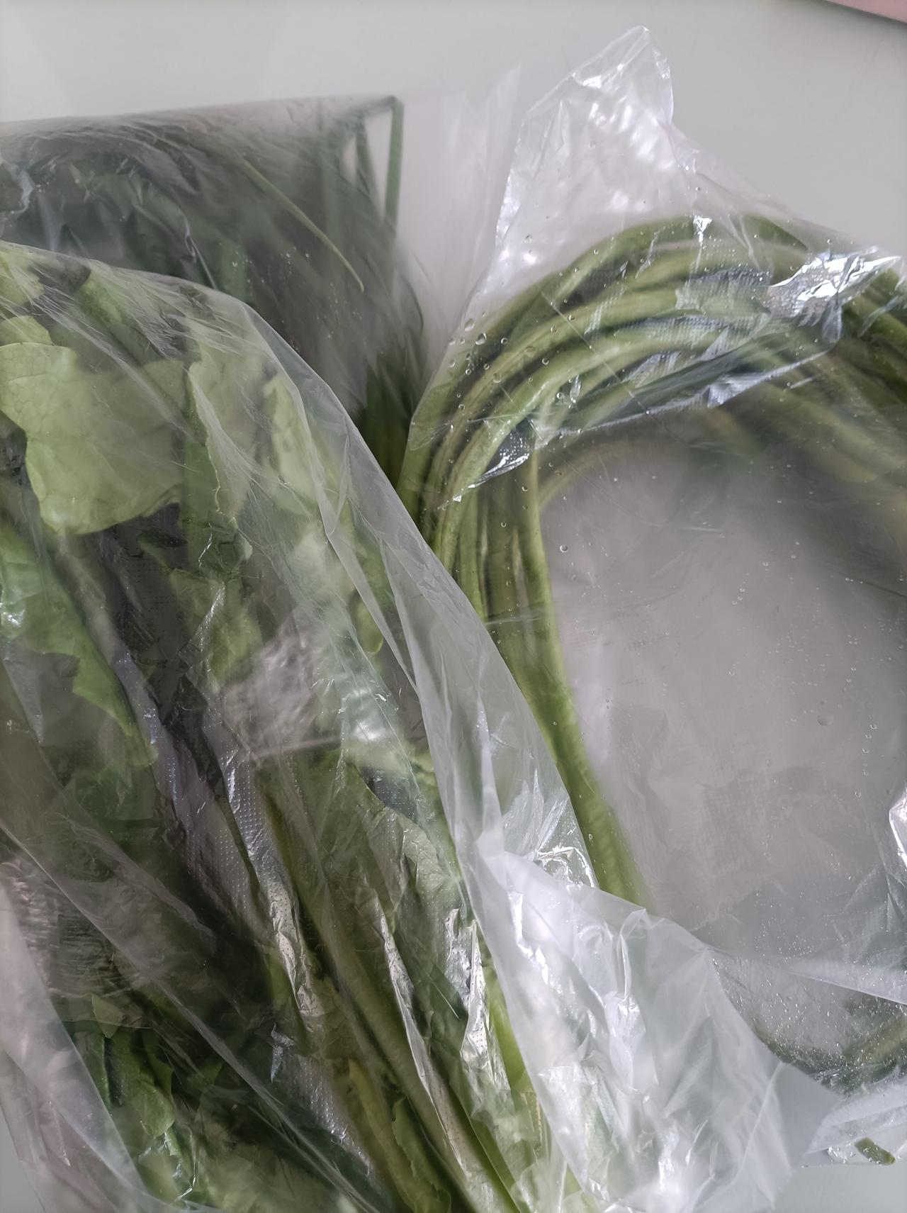 今日开销记账今日周末，买了肉，鸡，菜，还有零食，今日又花一百多大洋[星星眼]