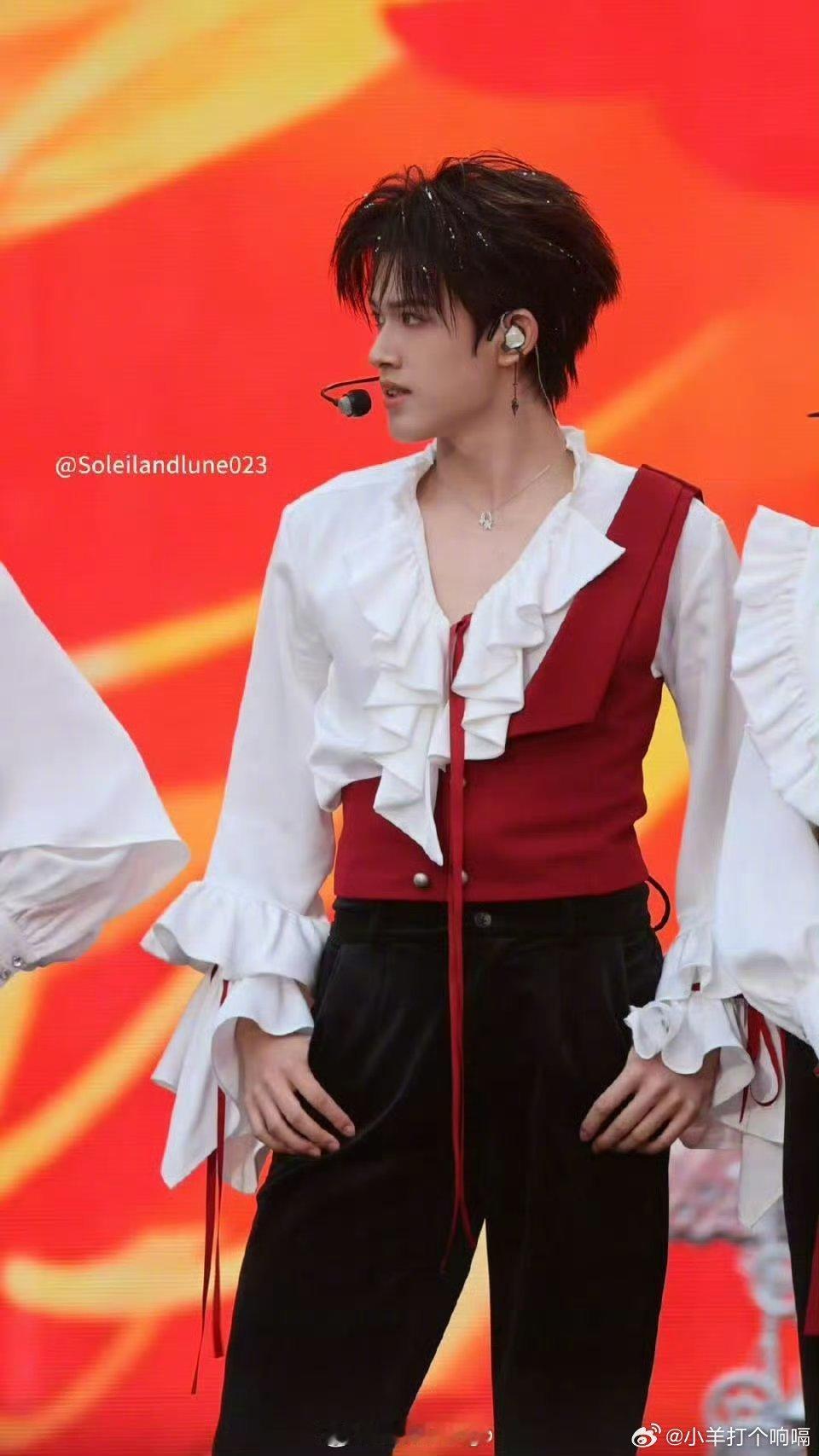 张极丝绸西装完全是daddy级别救命！张极这身丝绸西装配上舞台氛围，妥妥的dad