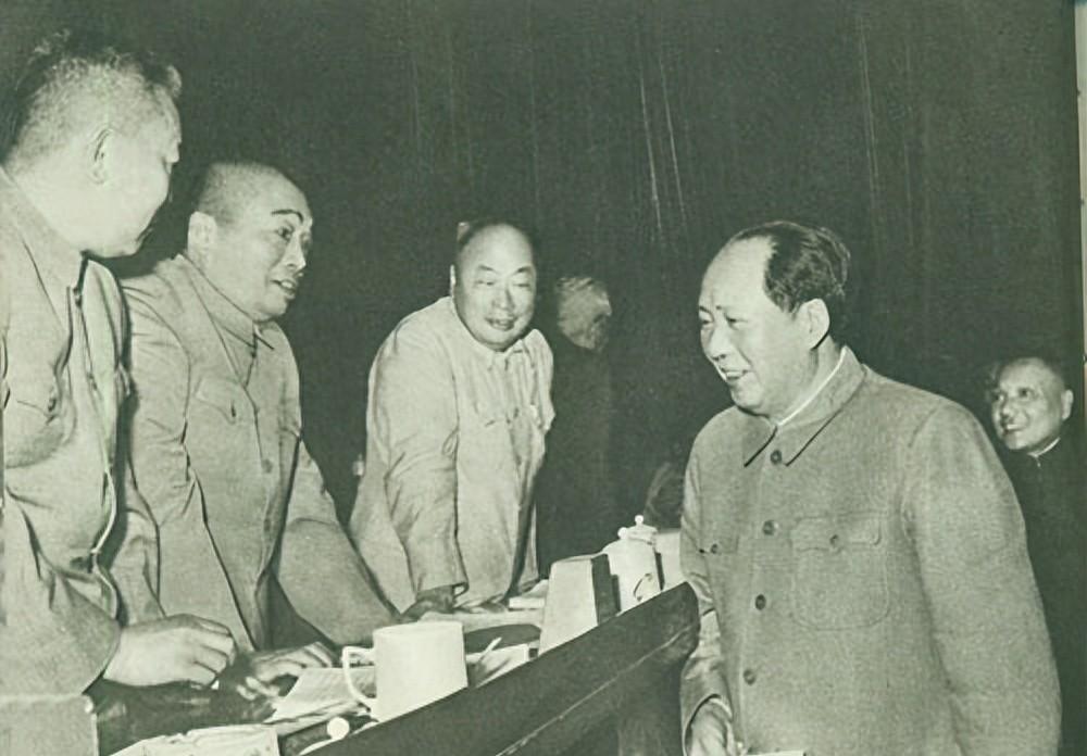 彭德怀为何怒斥邓华直接绕过自己给军委发电，邓华回应理由令人深思！
1951年春天