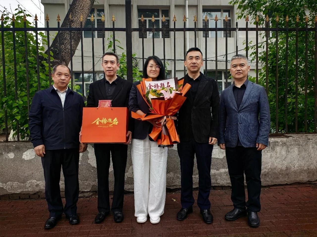暖心护航高考 温情凝聚人心 市市场监管局落实暖心举措慰问高考考生职工

冰城市场