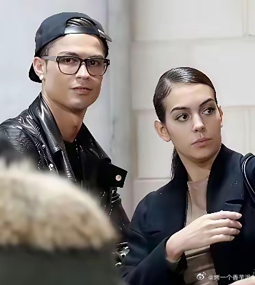 C罗老婆乔治娜黑长直时期，太漂亮了 