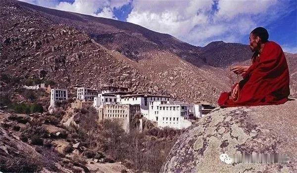 汽车在绿色中左冲右突，道路两旁是成熟了的季节，苹果在枝头颤悠，桃子泛出诱人的光泽