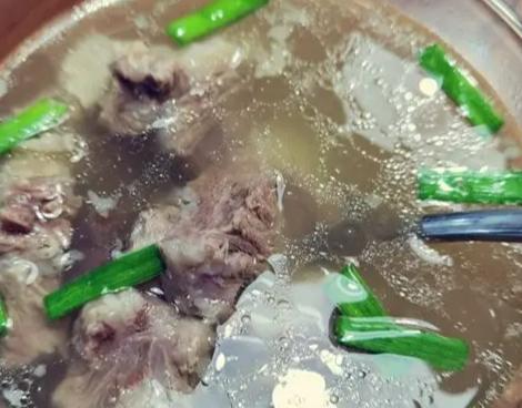 为什么我们说喝鸡汤、喝羊汤 、喝鱼汤 ，但从来不说喝牛汤、喝猪汤？
清代饮食中，