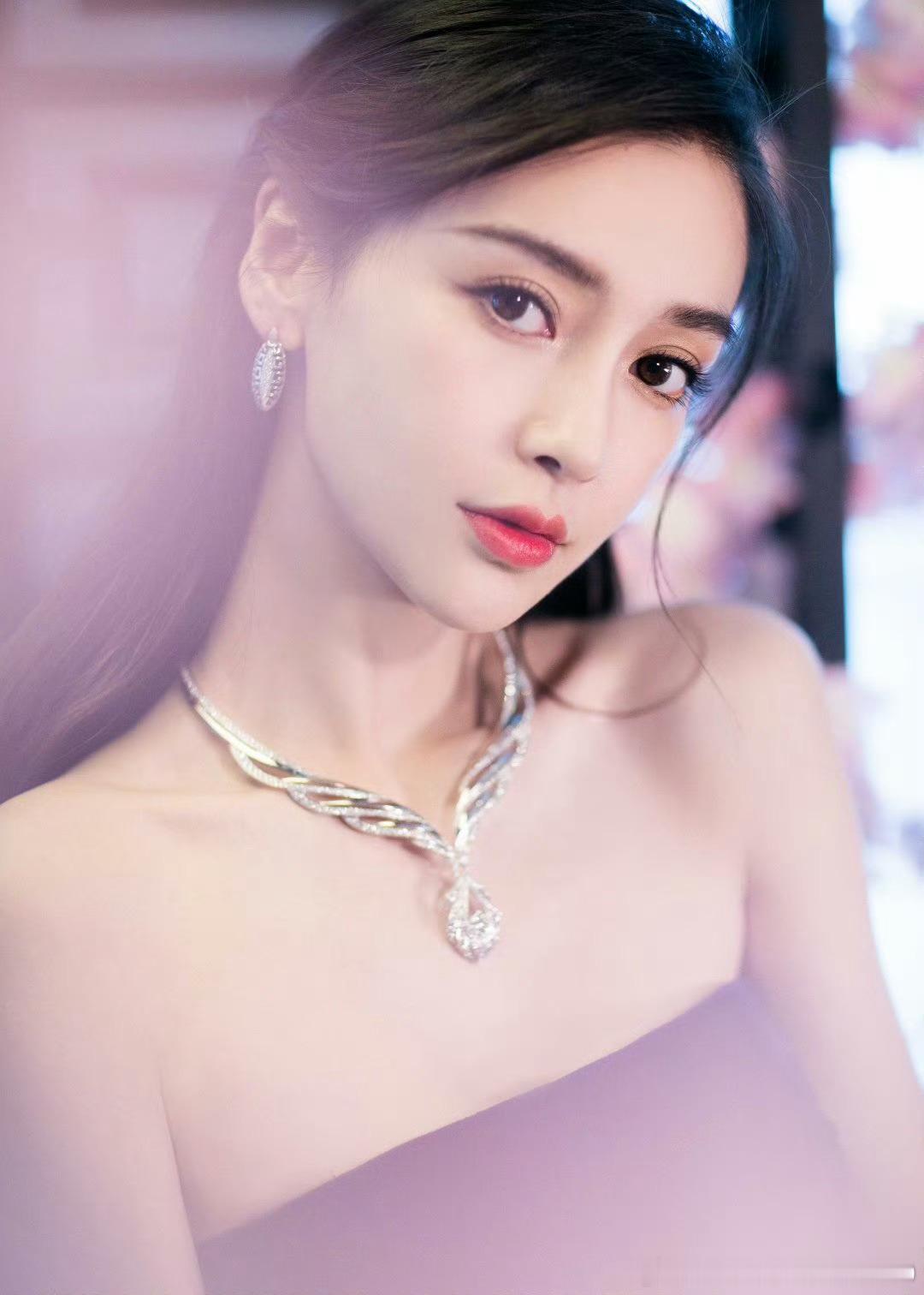angelababyangelababy杨颖 太阳遗落在云间，你携带的光，填补了
