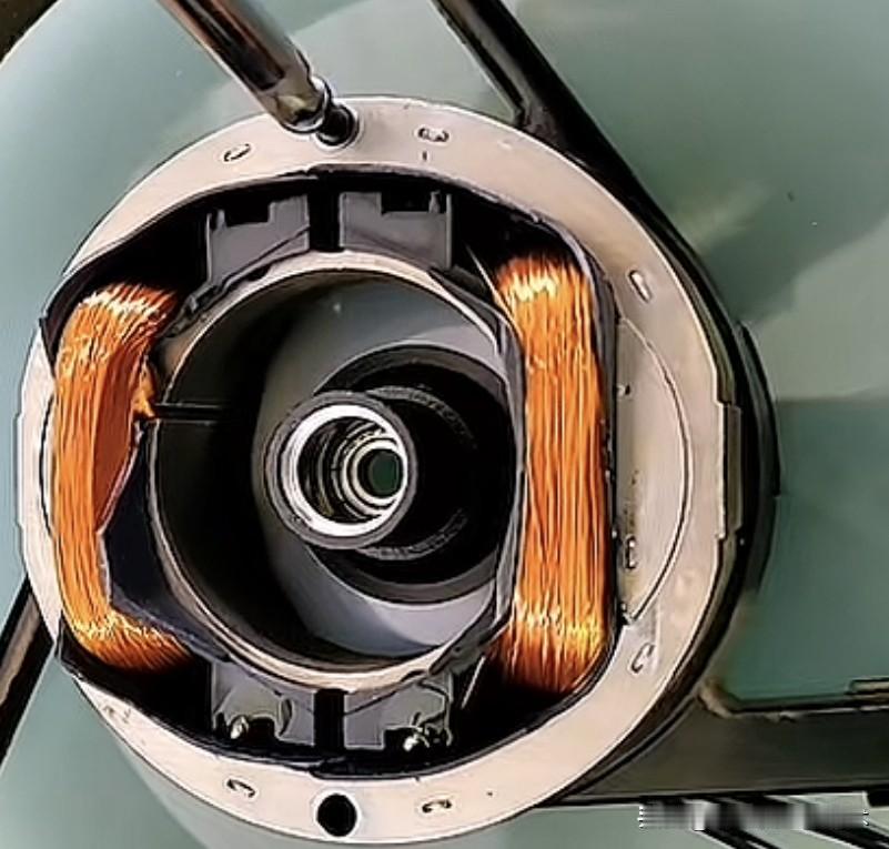 在与几位朋友聊天，有一位朋友说了这样一句话：“搞内燃机的博导，三十年，没有搞出高