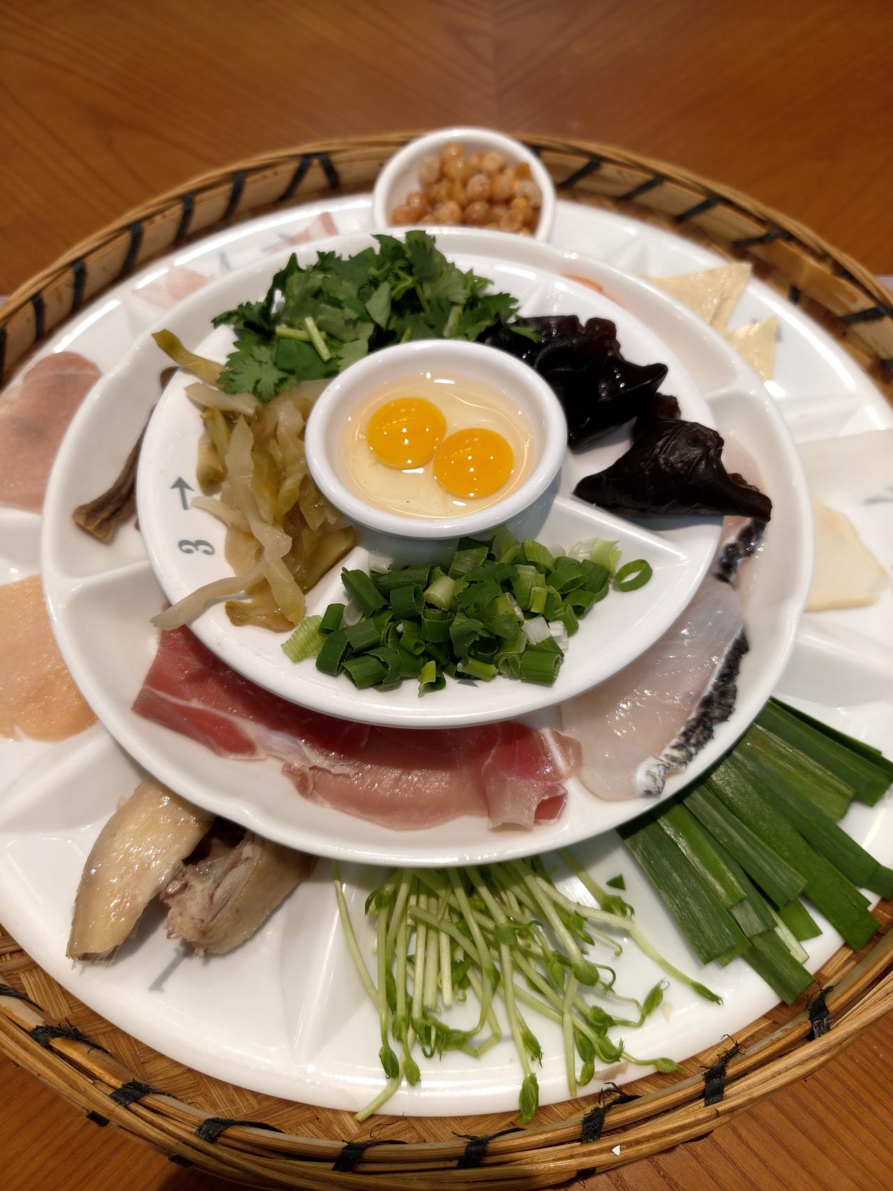 大明宫万达这家云南过桥米线也太有仪式感了吧，所有食材一碟一碟层层叠放，鹌鹑蛋在最