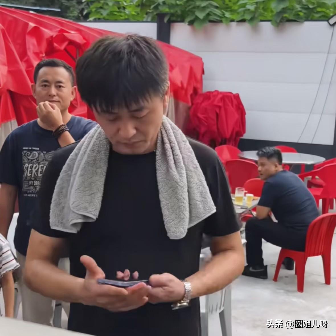 真的没有可能是双胞胎吗？河南一烧烤店的师傅，意外撞脸张雪峰，不仅脸长得像，身高体
