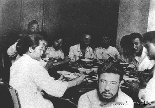周恩来(后排右四)参加觉悟社为获释战友举行的欢迎会餐。