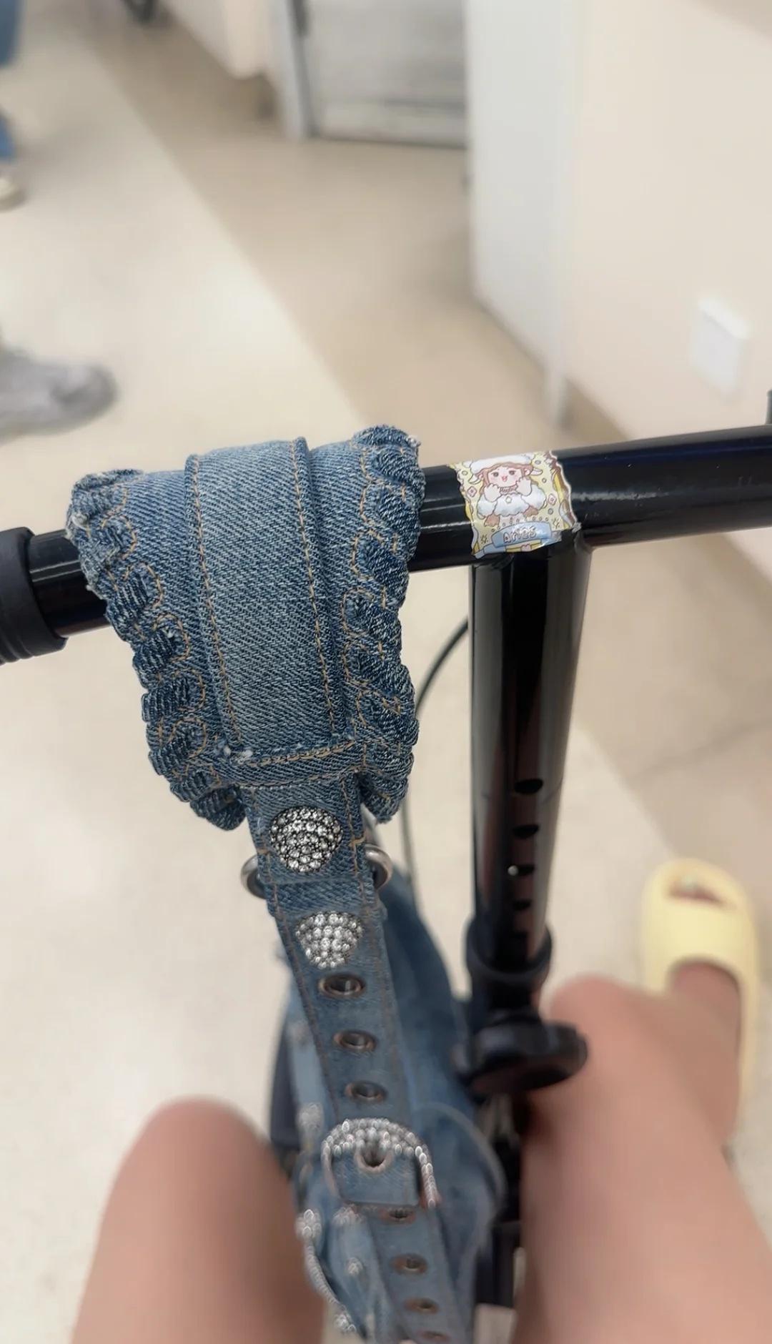 脚扭伤才知道这个世界对残障人士有多不友好
无障碍设施通道是非常欠缺的；公共场合无