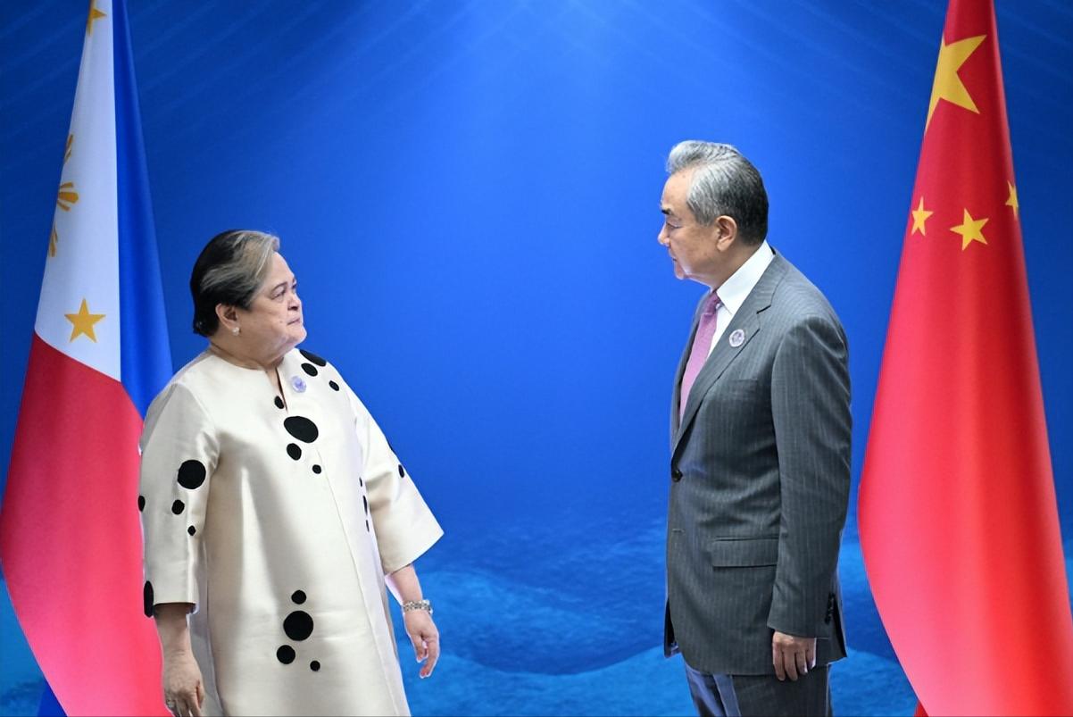 菲律宾外长坐立难安，会面现场气氛紧绷，王毅开口第一句，让对方松了一口气。

7 