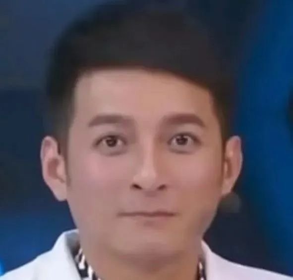 我将玫瑰藏于身后 花店老板说 拿出来这里有监控 ​​​