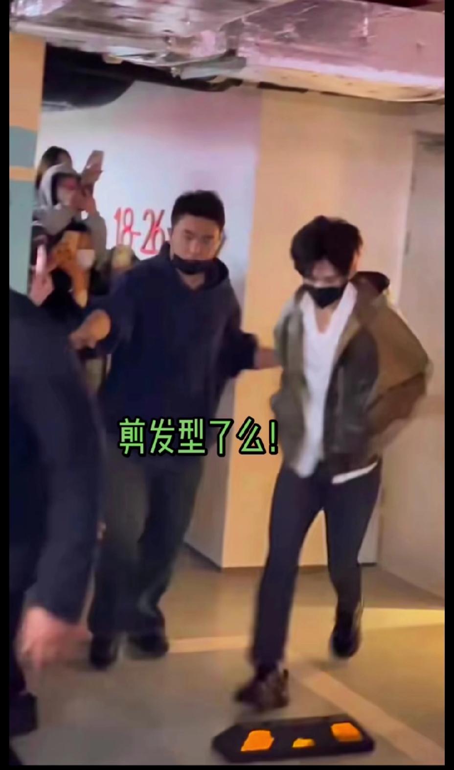 成新今天的新发型来了！昨天被成毅复工路透刷屏了吧？他那一身看似随意的穿搭，结果被