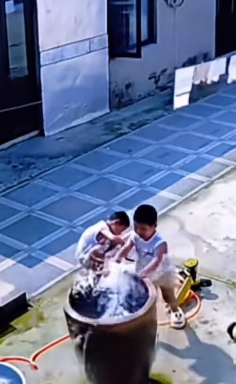 打他。