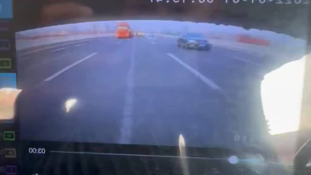 今早徐浦大桥大型交通事故。白车造成了这一起大型交通事故，大车操作不当急打方向。我就想说，这样的车不该