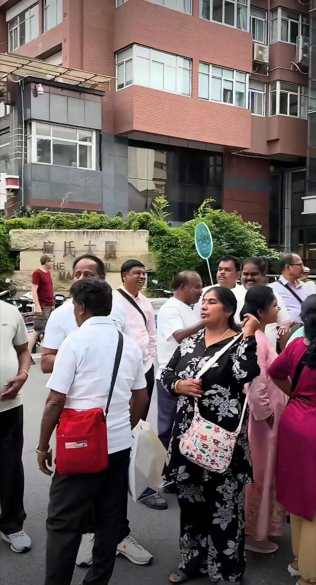 来了！他们来了！又一批印度阿三带着滚烫的热情从滚烫的印度涌来了！他们说，来了就不
