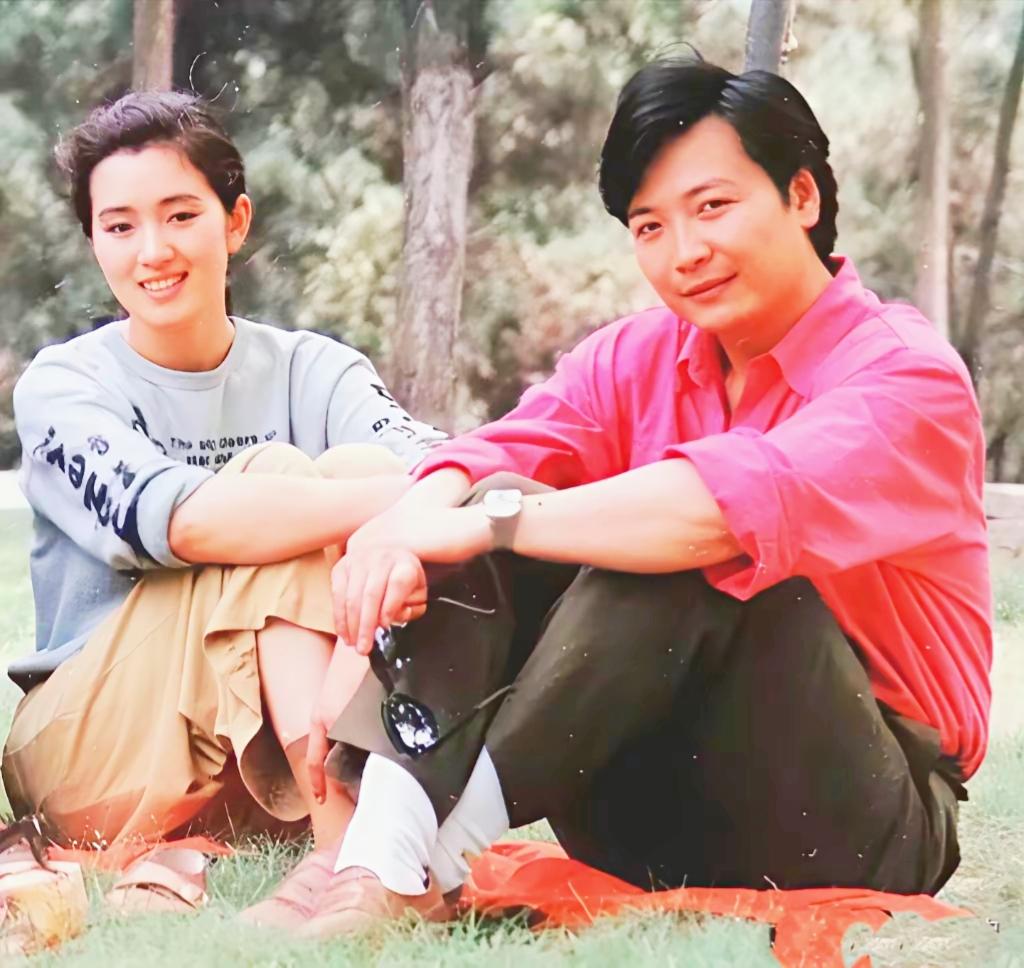 1982年，巩俐在印刷厂当临时工，与工人尹大为谈起了恋爱，两人留下了珍贵的合影。