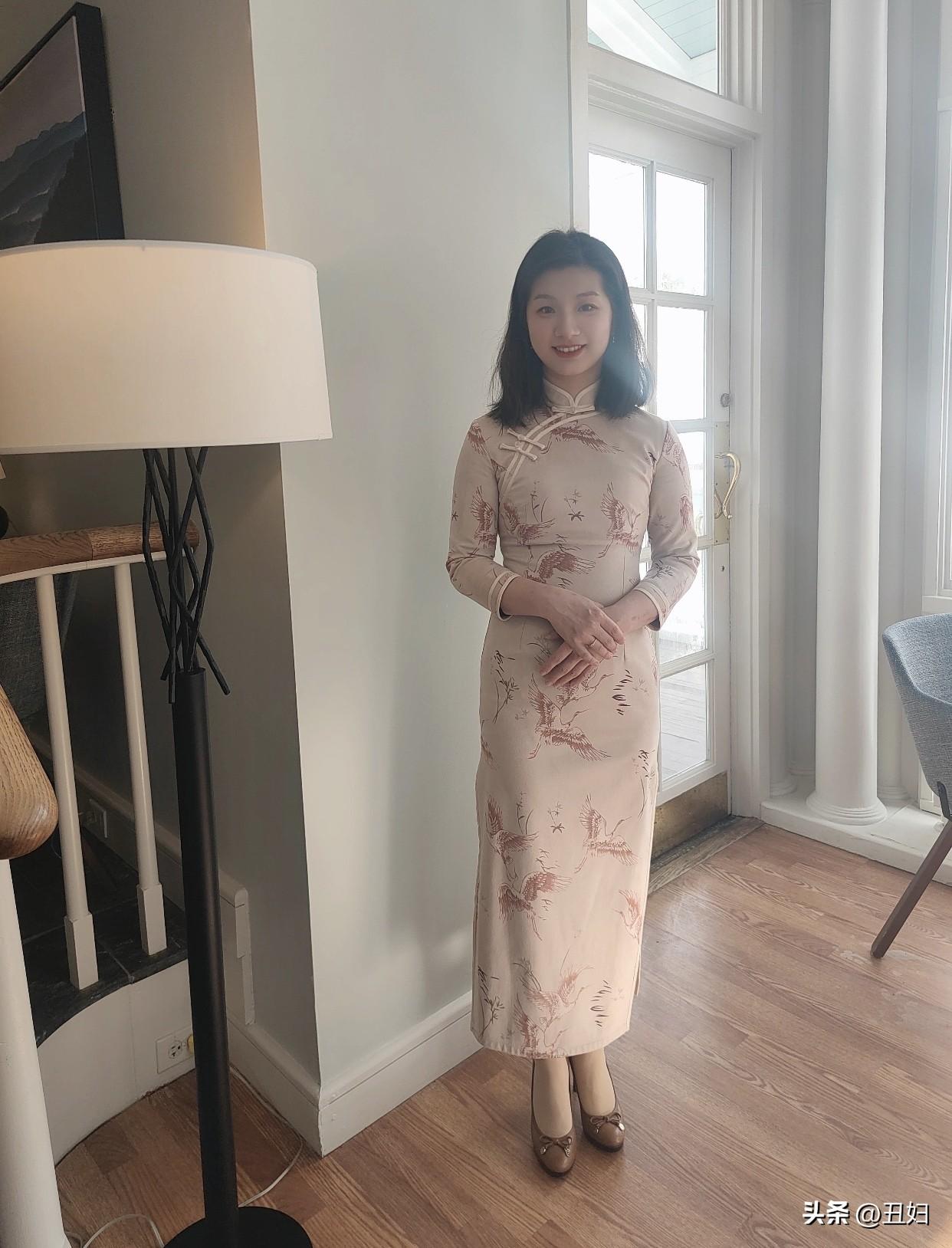 款式也很重要，传统立领旗袍端庄大气，无领旗袍则更显清爽。开衩高低也影响风格，高开