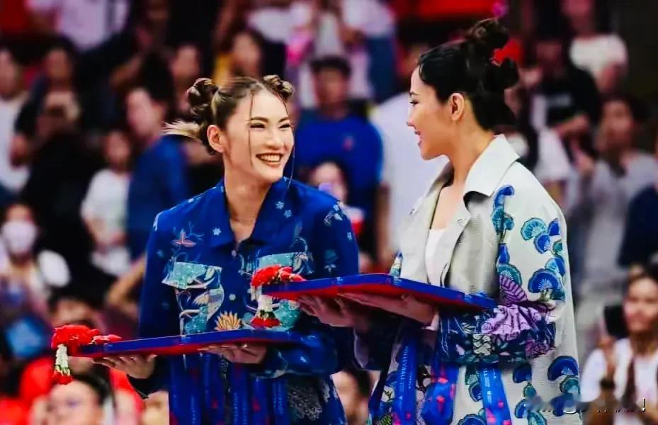 泰国女排打输了就被罚去做礼仪小姐[捂脸] 
泰国曼谷的女排世联赛总决赛颁奖现场，