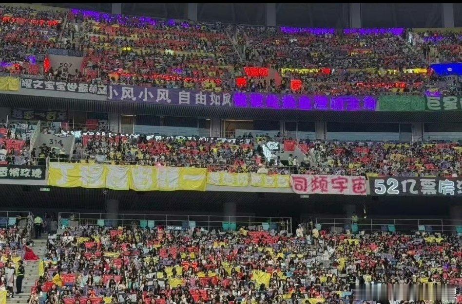 时代少年团广州演唱会灯牌抢先看，你觉得今晚会是哪片海