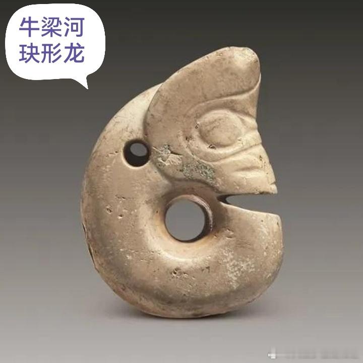 红山文化玉龙表达的是动物的胚胎形像，根据造型差异可分为C形龙（马字形龙）和玦形龙