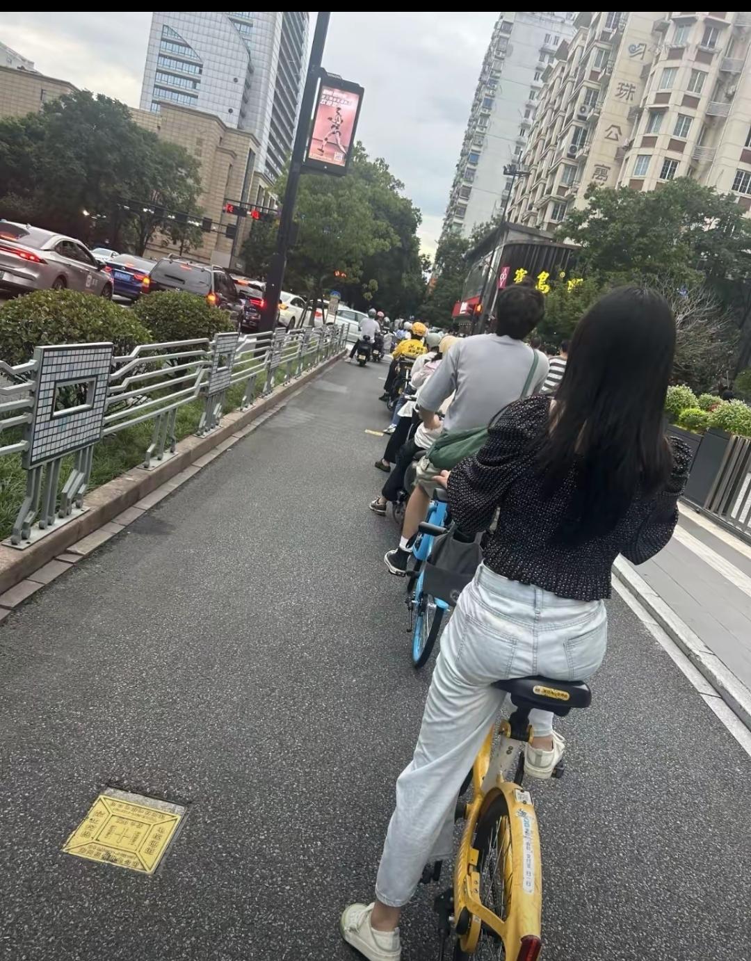 大家猜猜这是哪座城市？
很多城市早高峰时人流车流如蚂蚁搬家一般，蜂蛹而动。
但在