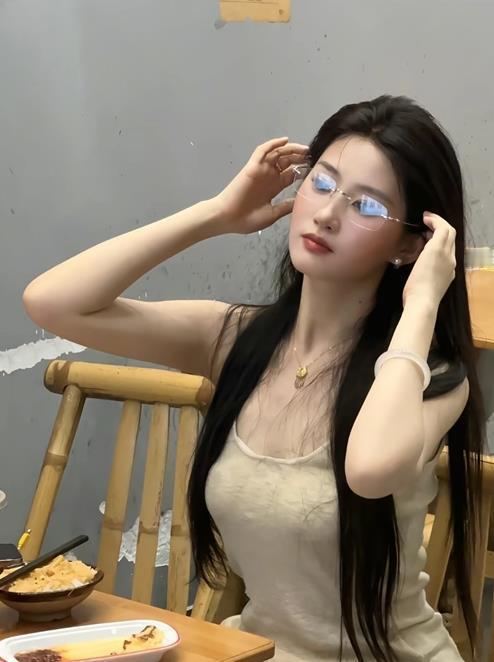 神似刘亦菲女生回应走红 广东一女生因神似刘亦菲走红，仅发布三条视频便涨粉20万，