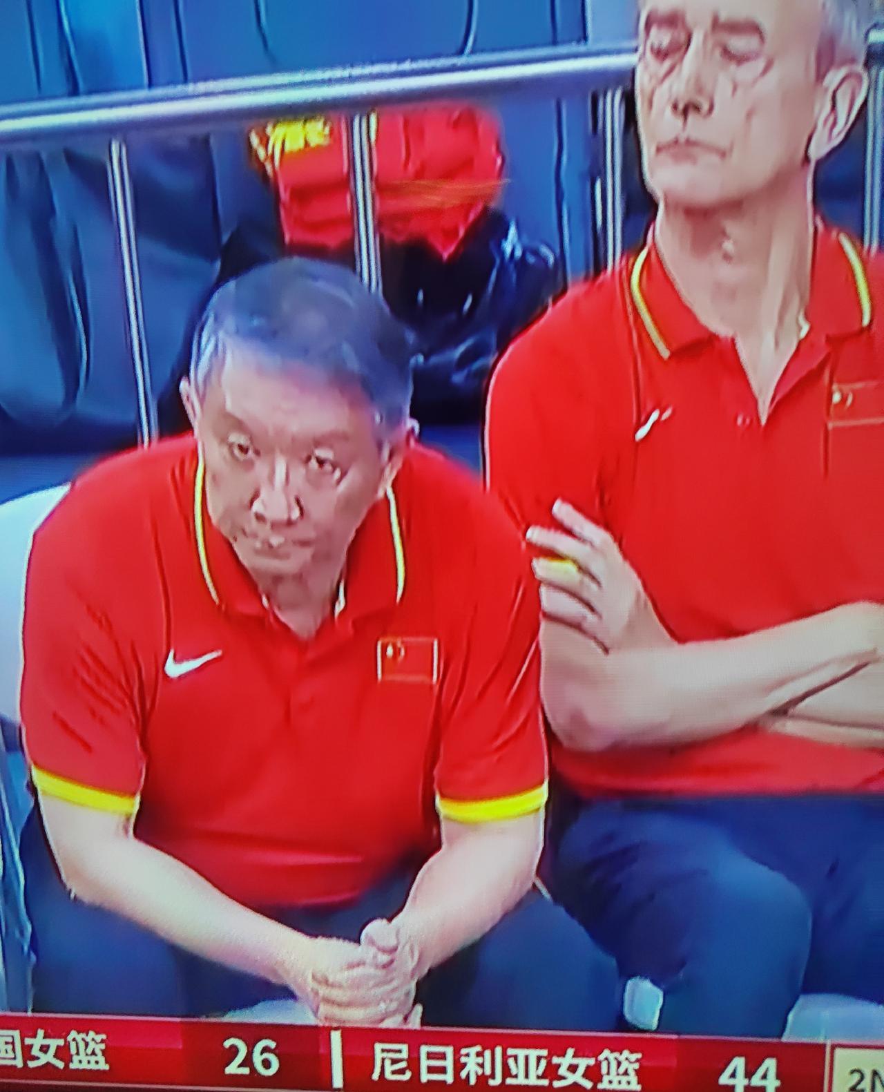 实话实说，中国女篮离开了张子宇真不行！第一节比赛，宫鲁鸣将崴脚的张子宇摁在板凳席
