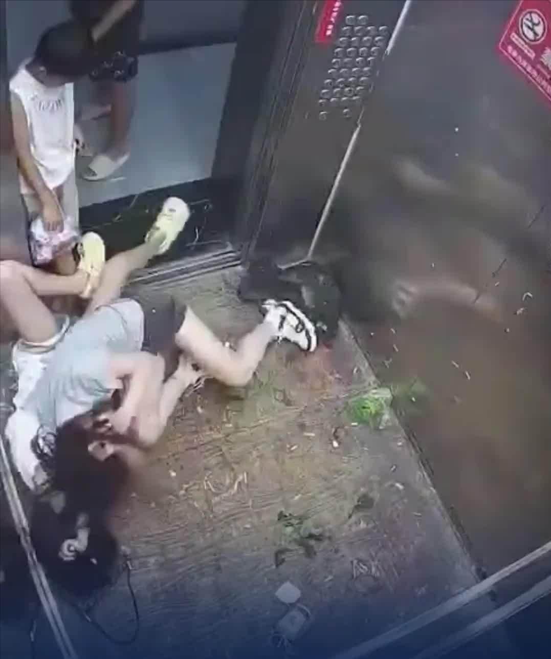 电梯里打斗的妈妈，她原本有很多更好的选择，但她却选择了最愚蠢的一种，这件事情受伤