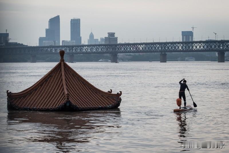 啥样的照片能担得起“武汉最美夜景”这名号？我这就有一张。照片拍自汉口龙王庙附近江