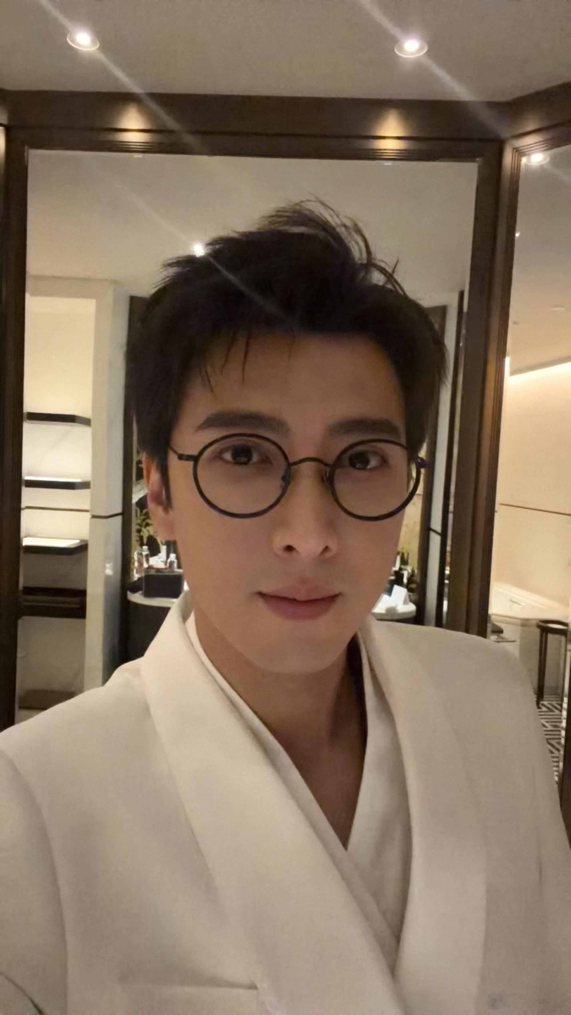 这个应昊铭咋和于正长得这么像 