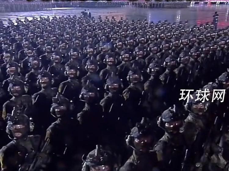 一衣带水的邻居朝鲜，其阅兵仪式上，搞出了五个动静。
一是举行时间选在晚上，有让大