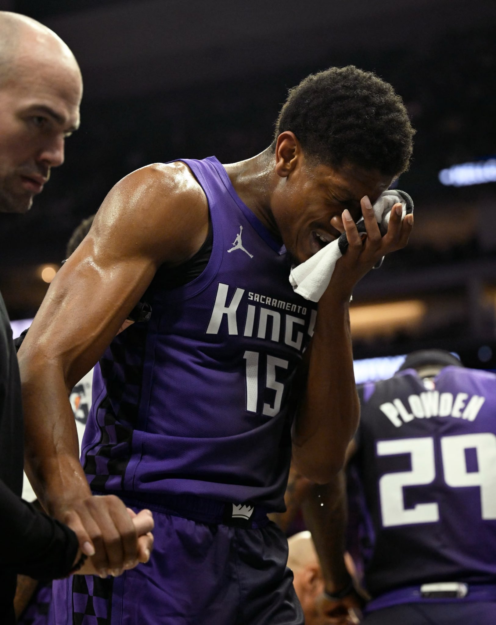 亨特将接受眼部手术，赛季报销。他被换到国王后只打了2场比赛，对阵快船那场被戳伤了