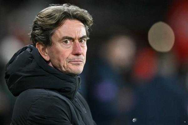 尴尬一幕！弗兰克手持“阿森纳杯”喝咖啡，热刺雪上加霜托特纳姆热刺周三英超再遭打击