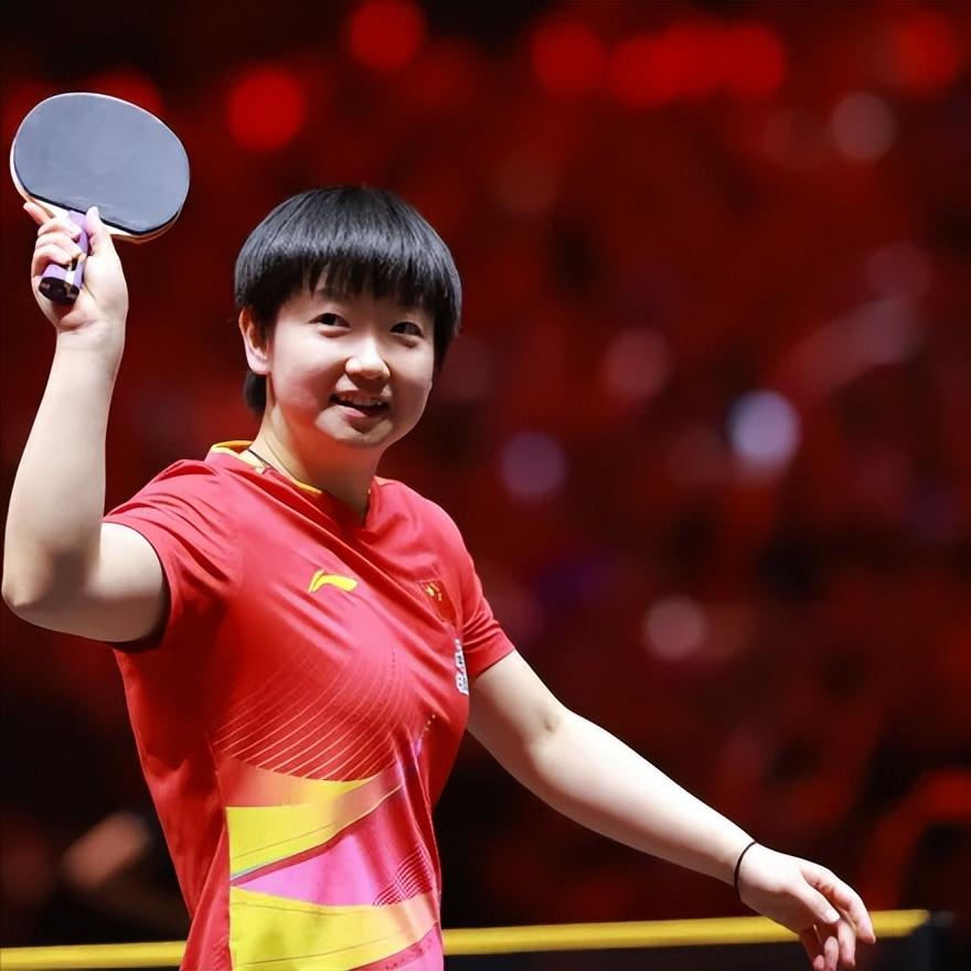 比赛快开始了，
场地还在施工？
到处是管子和地毯，
选手热身都得小心翼翼。
有人