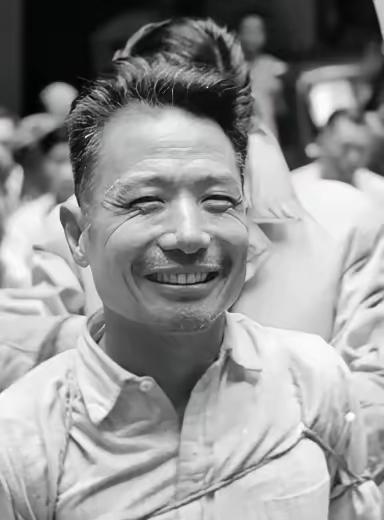 1949年，臭名昭彰的汉奸朱大同被枪毙，周围骂声不断，可他脸上却挂着笑容，陈毅知