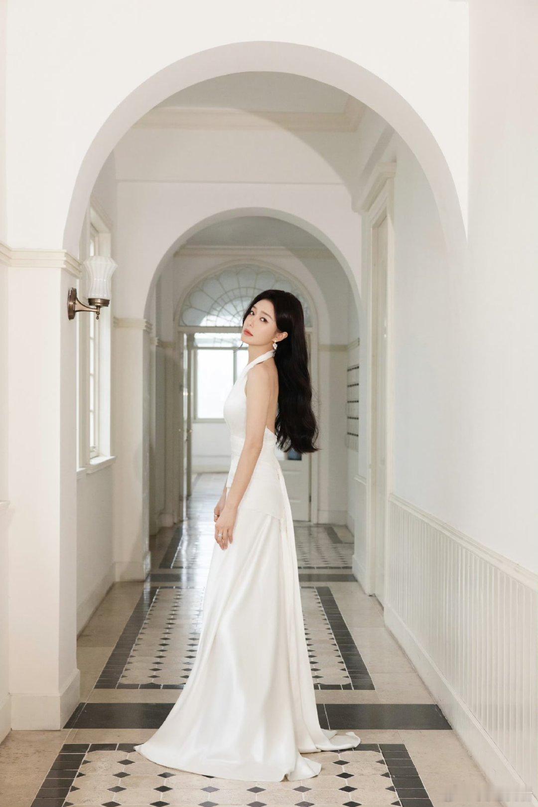 秦岚白裙撑伞秦岚长发美神降临秦岚今天好美啊！白裙 长发 雨中撑伞，美神降临了！！