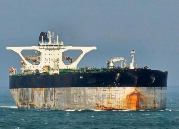 此前一直被美军追逐锁定的“贝拉1号”油轮，已经俄军派遣军舰和潜艇保护起来，但美国