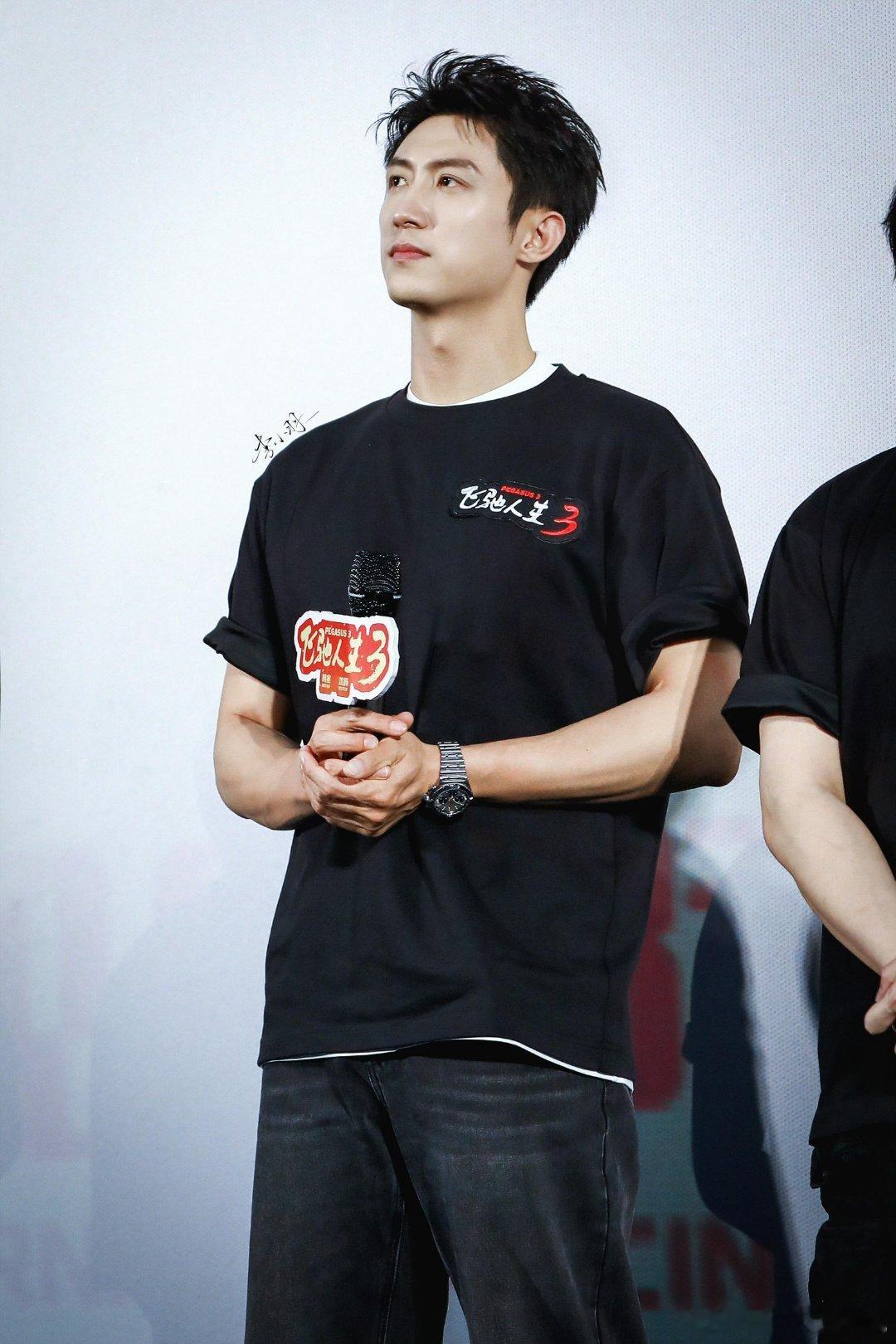 黄景瑜飞驰路演佩戴百年灵腕表，这个林臻东还是帅！！ 