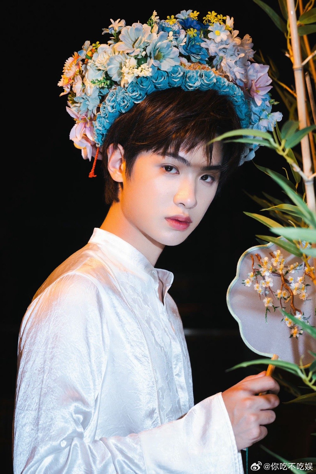 #黄明昊终于簪花了#黄明昊每次的造型都能够让我们惊喜满满，尤其是对于簪花这样的传